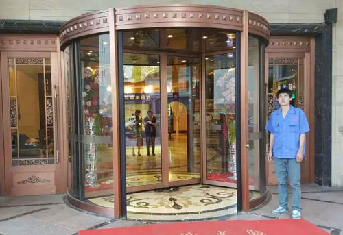 某酒店旋转门维修现场